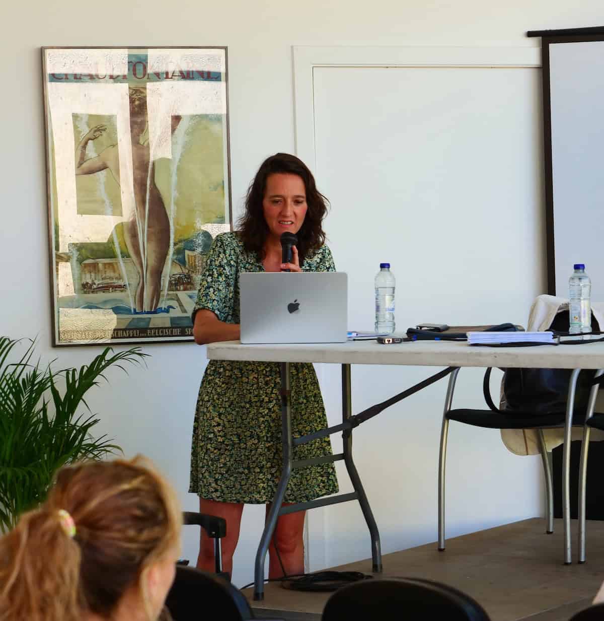 Françoise Adam, docteure en psychologie et sexologue clinicienne, qui donne une conférence